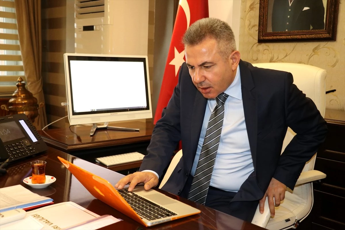 Ağrı Valisi Elban, AA\'nın "Yılın Fotoğrafları" oylamasına katıldı