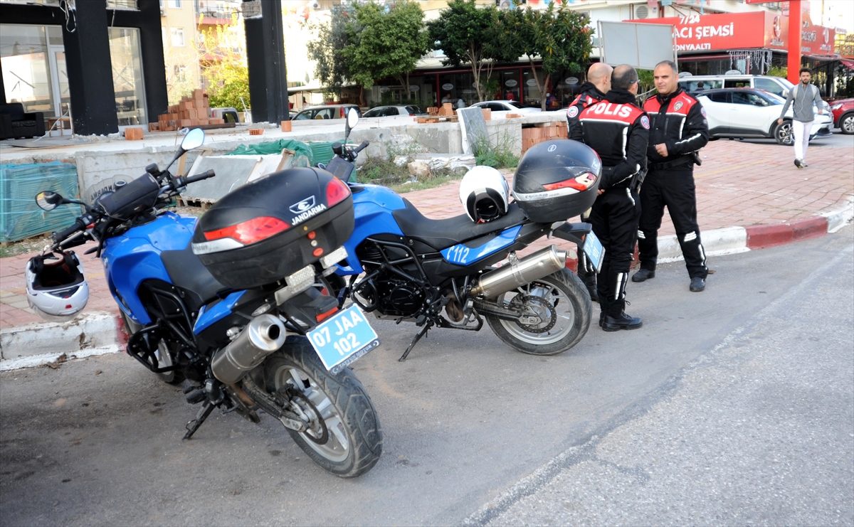 Antalya\'da jandarma motosikletleri çarpıştı: 1 yaralı