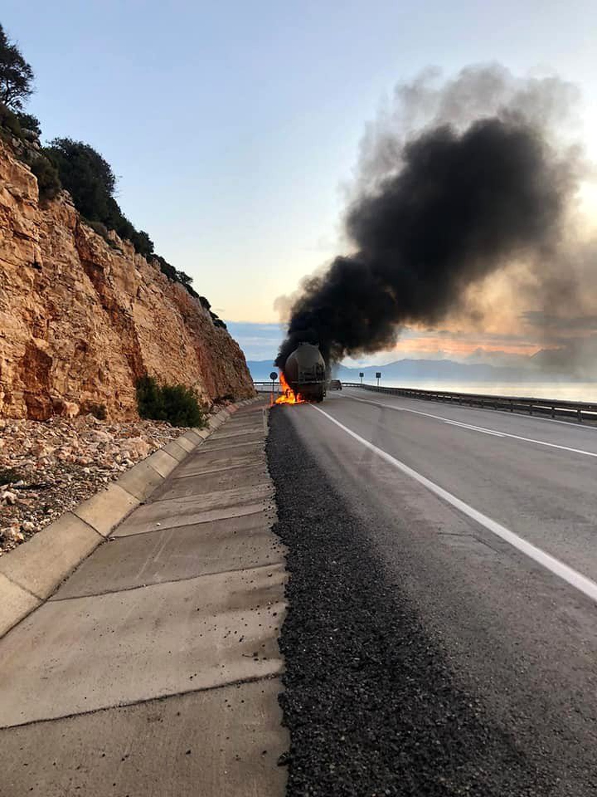 Antalya\'da lastiği patlayan çimento yüklü tır alev alev yandı