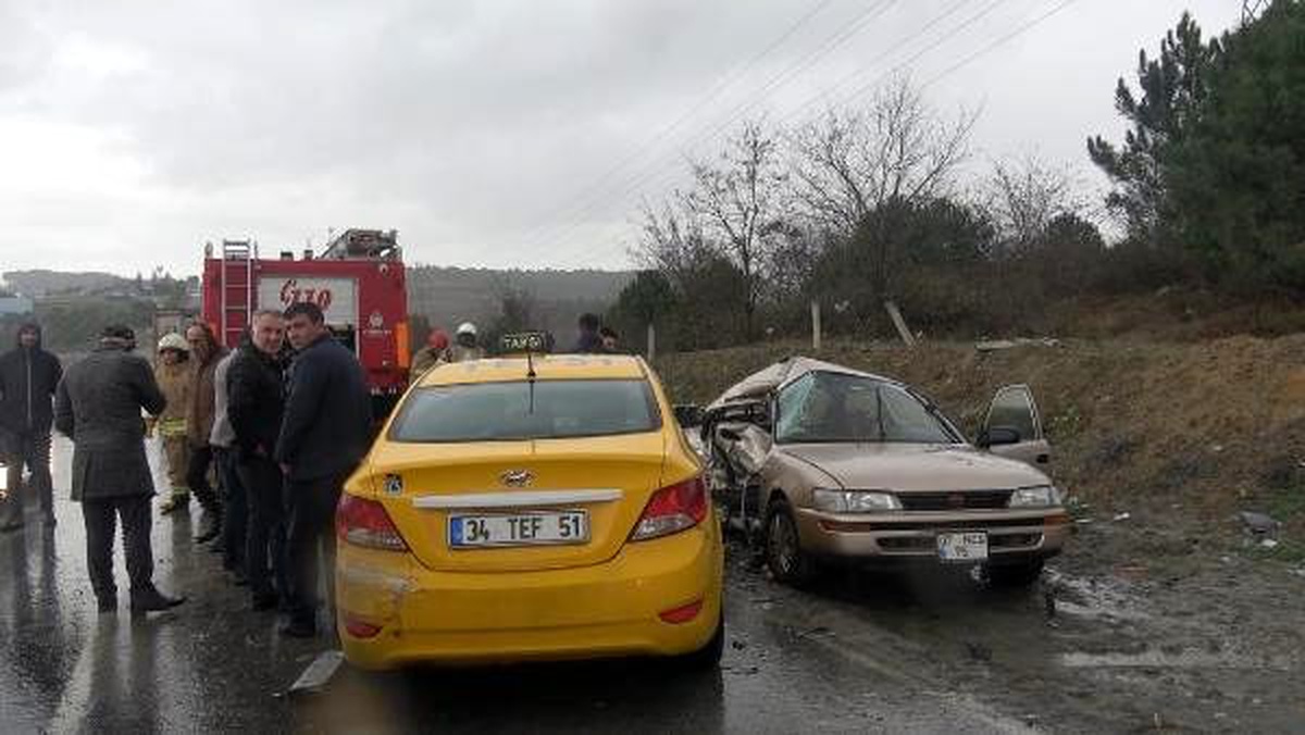 Arnavutköy\'de kaza sonrası araçta sıkışan sürücü itfaiye tarafından kurtarıldı