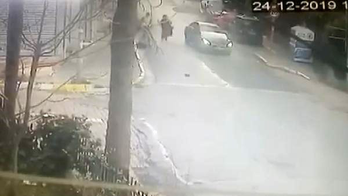 Avcılar\'da yola fırlayan çocuğa otomobil böyle çarptı