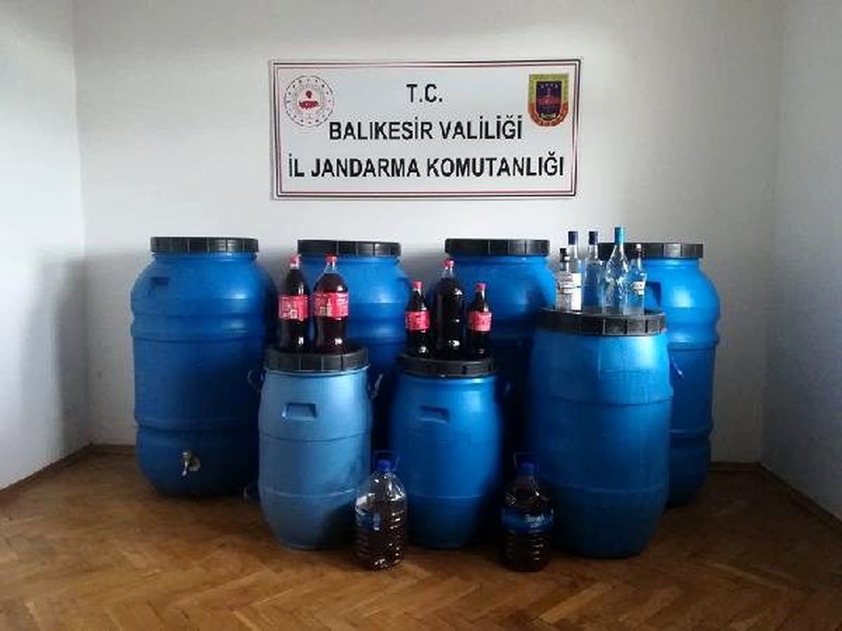 Ayvalık\'ta 2 bin 400 litre \'sahte içki\' ele geçirildi