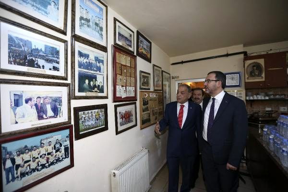 Bakan Kasapoğlu\'ndan Taksim Spor Kulübü\'ne ziyaret