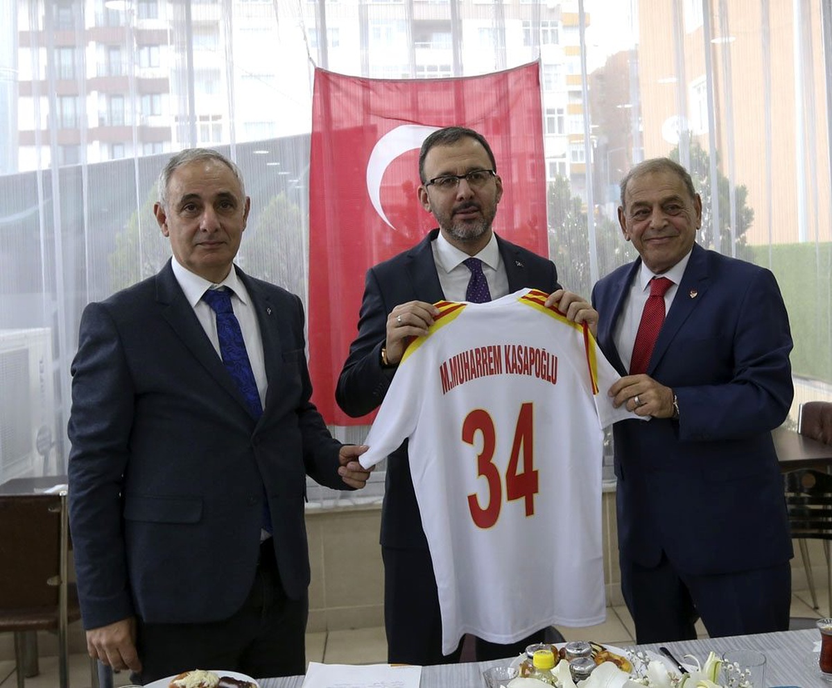 Bakan Kasapoğlu, Taksim Spor Kulübü\'nü ziyaret etti