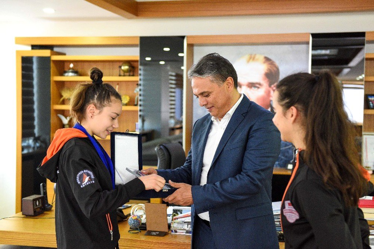 Başkan Uysal\'dan yılın sporcularına kutlama