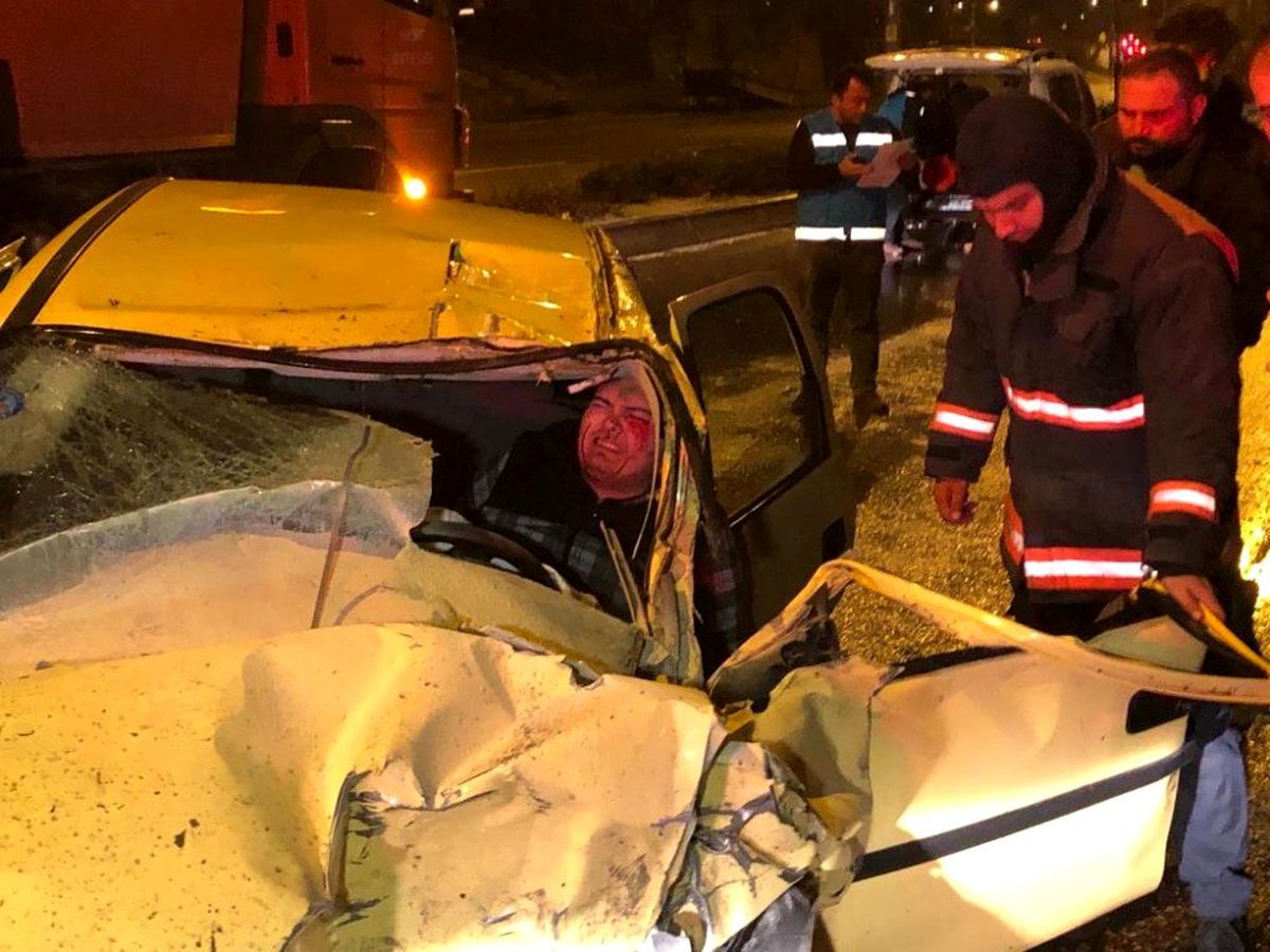 Başkent\'te 2 araca çarpan otomobilin sürücüsü kabin içinde sıkıştı