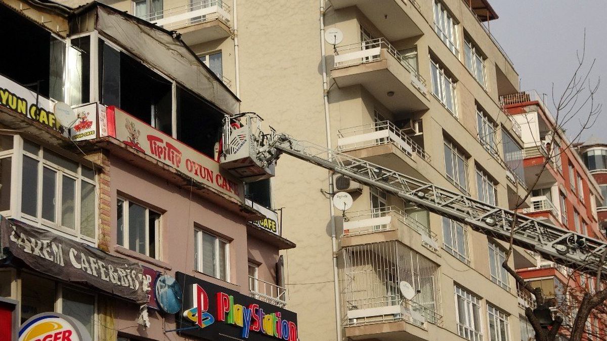Başkent\'te kafede çıkan yangın korkuttu