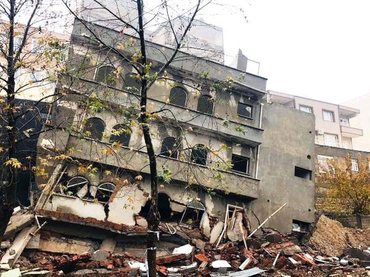 Besni\'de 4 katlı bina yağmur nedeniyle çöktü