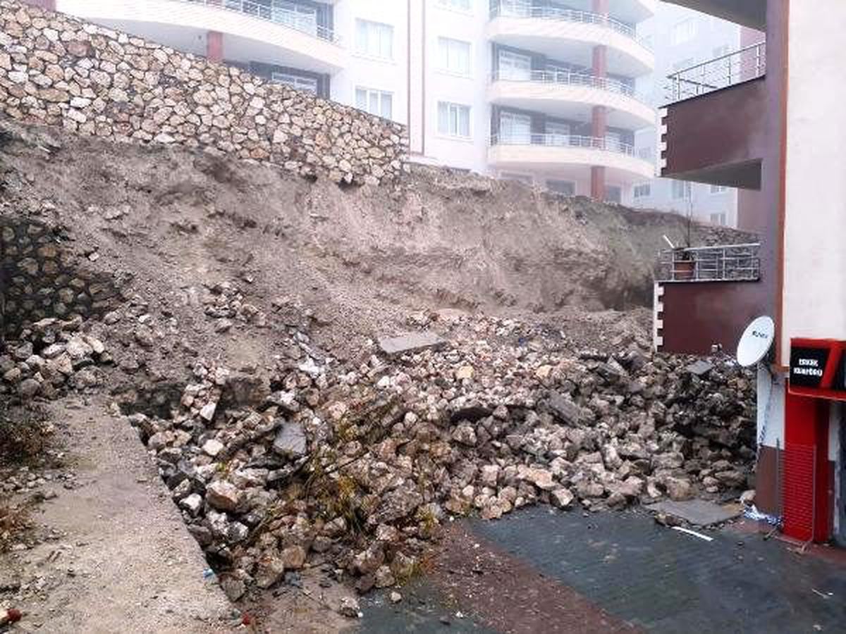 Besni\'de yağmur nedeniyle 7 katlı binanın istinat duvarı çöktü