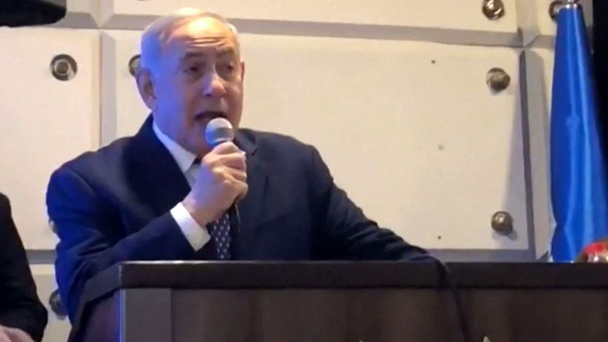 Binyamin Netanyahu saldırı alarmı nedeniyle sahneden indirildi