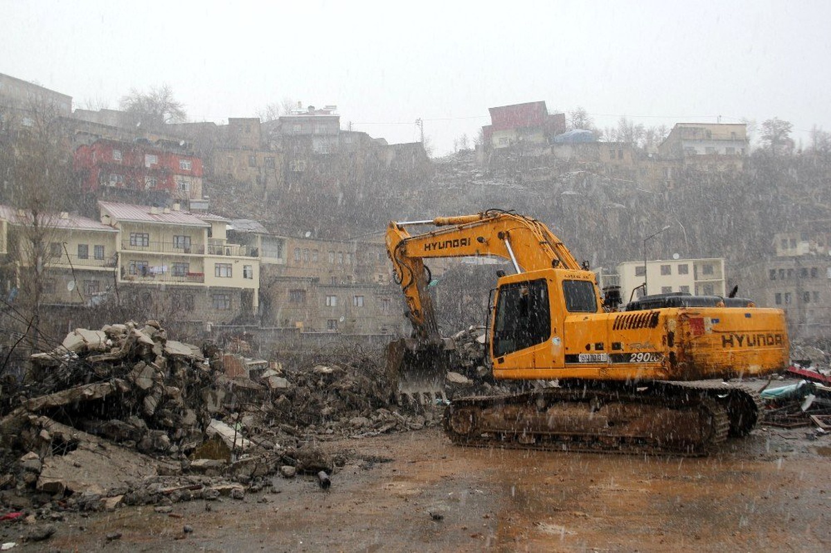 Bitlis Belediyesinden yıkım çalışması
