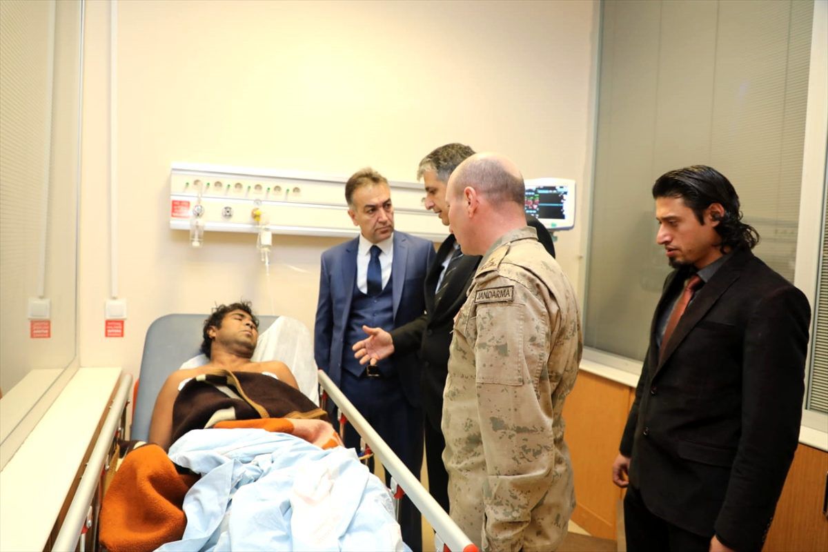 Bitlis Valisi Çağatay, yaralı düzensiz göçmenleri ziyaret etti