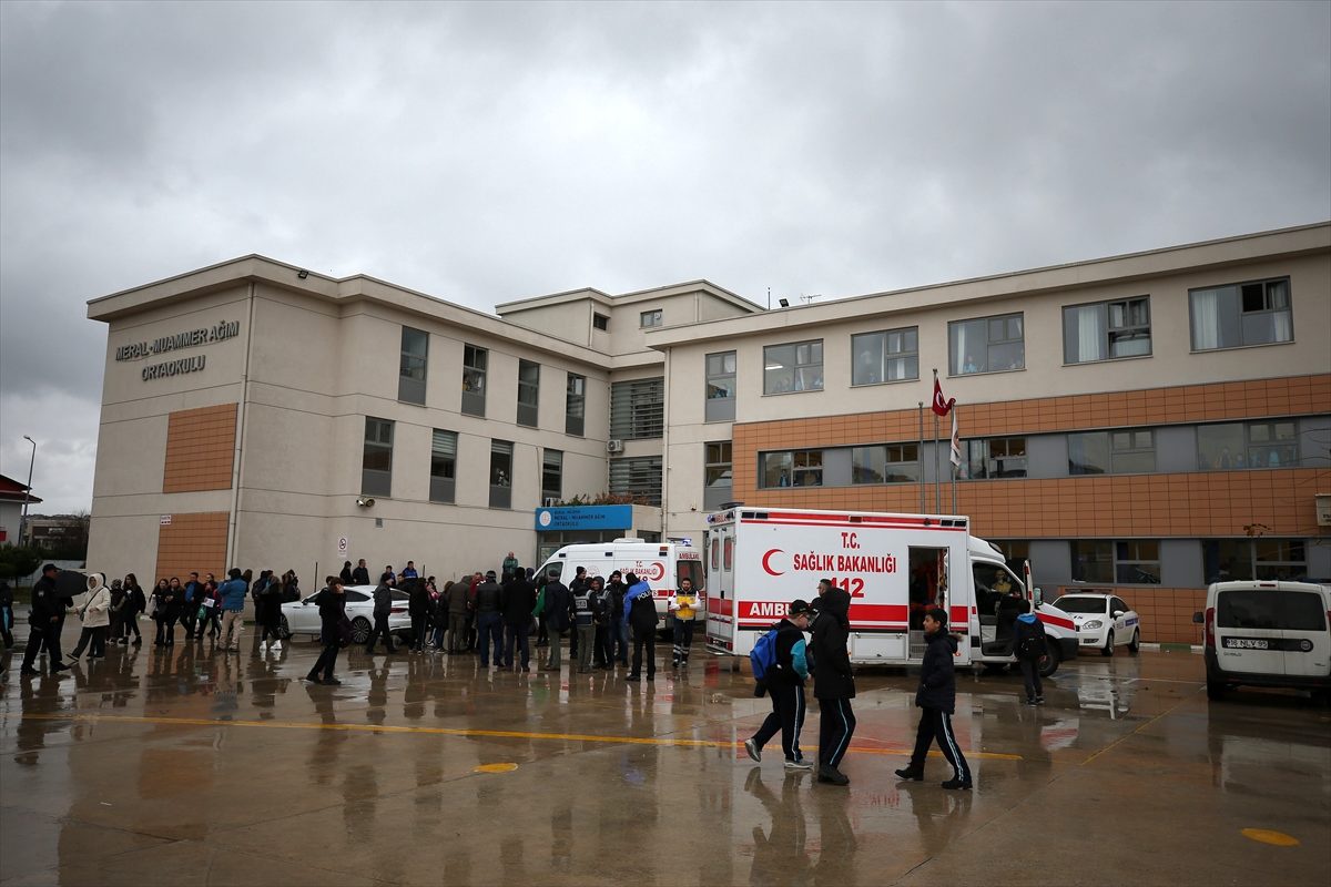 Bursa\'da ağır kokudan etkilenen öğrenciler hastaneye kaldırıldı