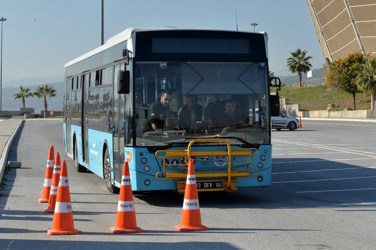 Büyükşehir Belediyesi, otobüs şoförlerine ileri sürüş teknikleri eğitimi verdi