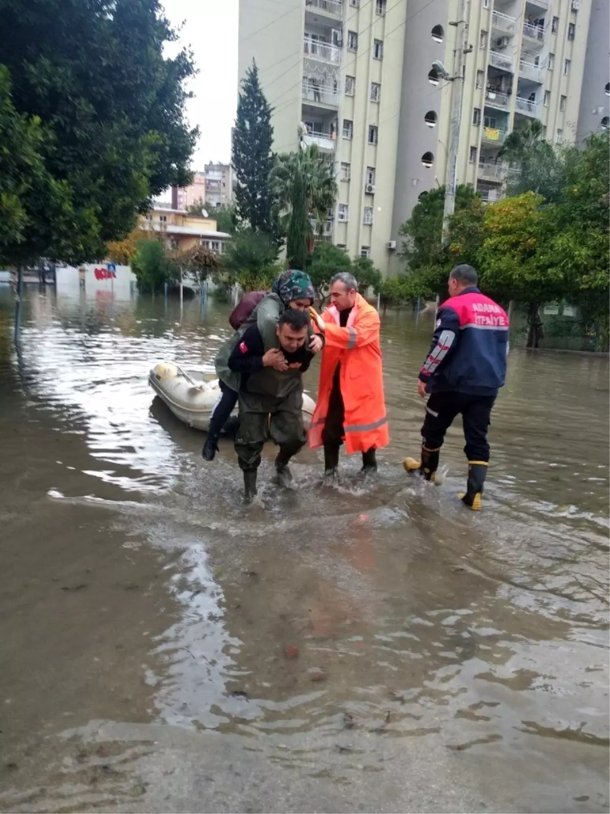 Can-Kur ekipleri vatandaşı sırtlarında taşıyıp kurtardı