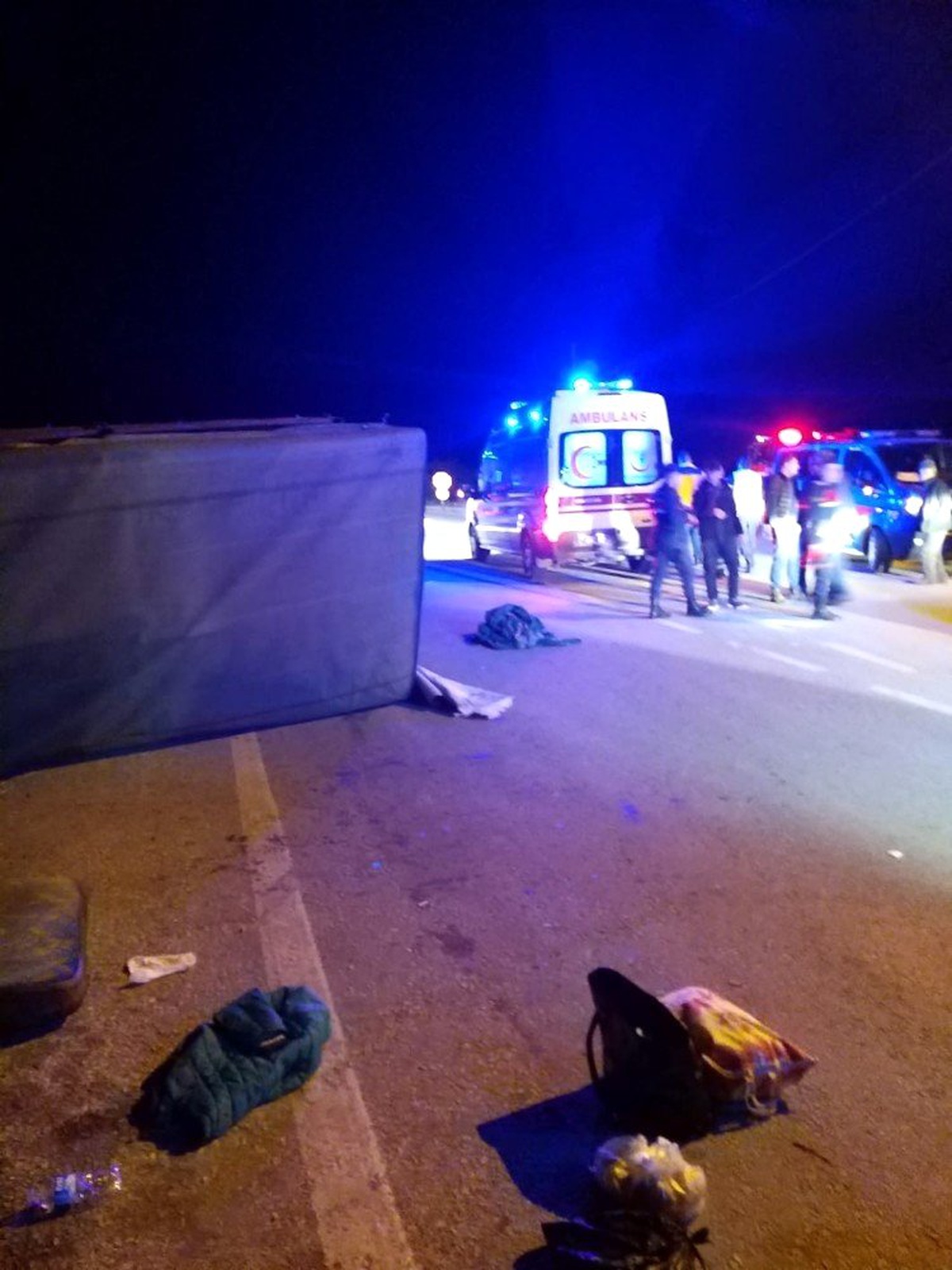 Çanakkale\'de kaçak göçmen taşıyan kamyonet devrildi: 32 yaralı