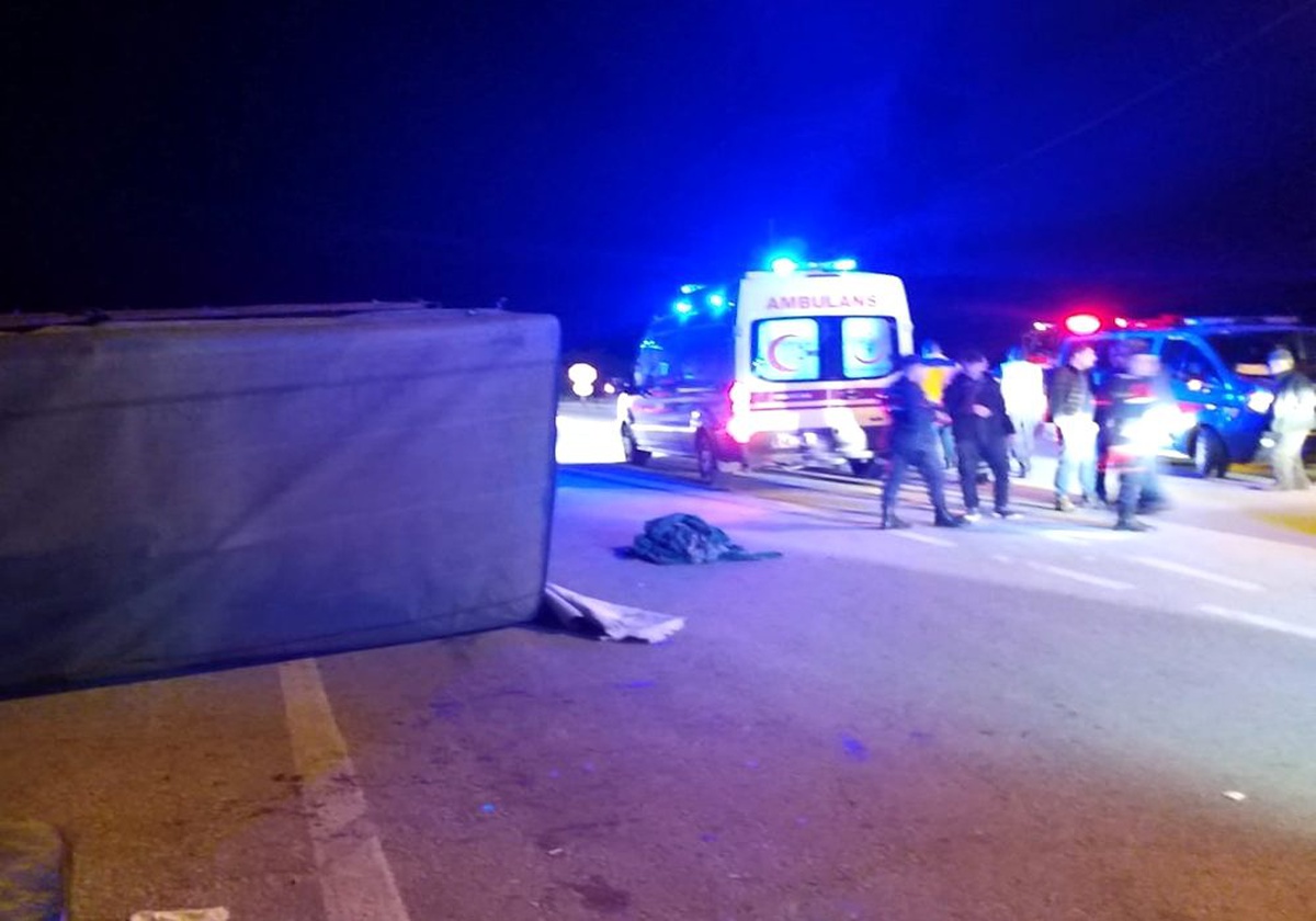 Çanakkale\'de kaçak göçmen taşıyan kamyonet devrildi: 32 yaralı