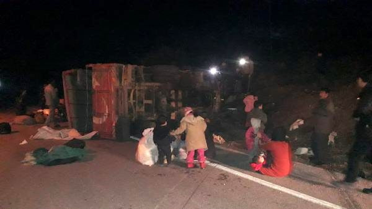 Çanakkale\'de, kaçak göçmenlerin taşındığı kamyonet devrildi: 32 yaralı