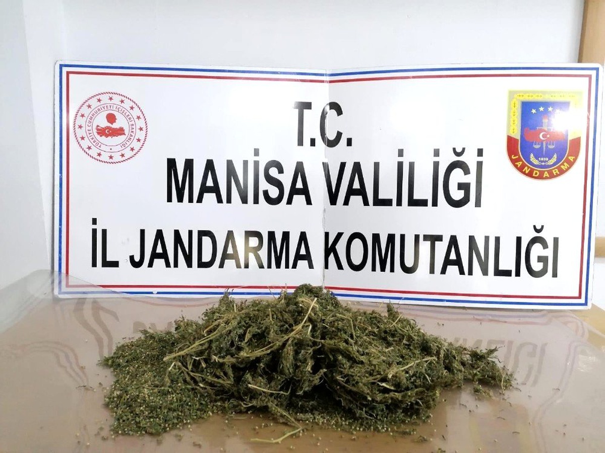 Çevirmeyi gördüler, esrar poşetini yola fırlattılar