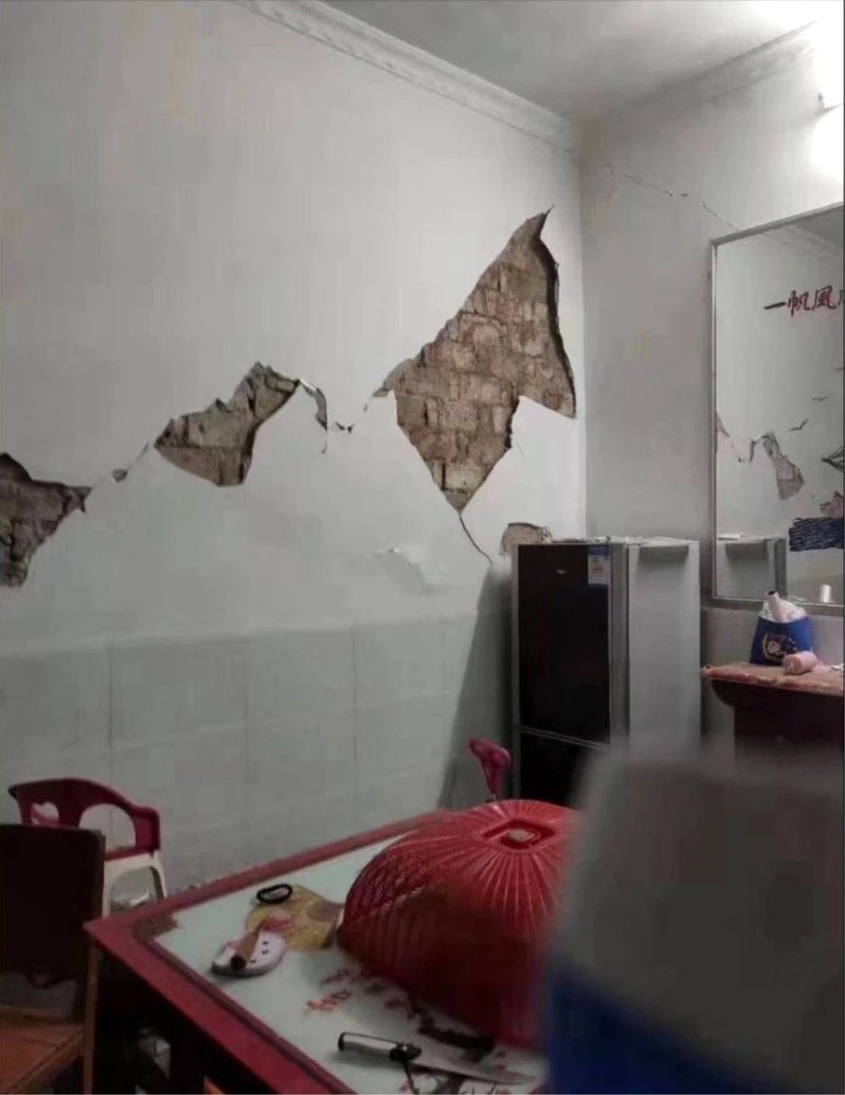 Çin\'de 5.0 büyüklüğündeki deprem anı kamerada