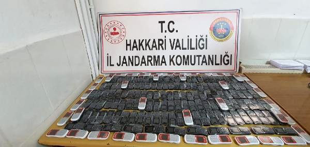 Derecik\'te 270 kaçak cep telefonu ele geçirildi