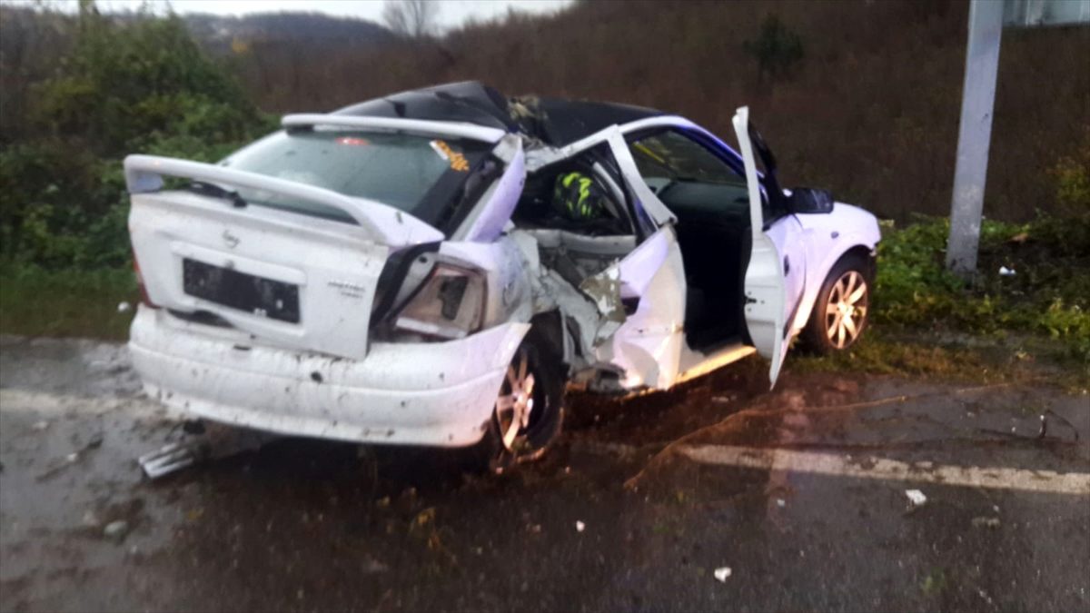 Düzce\'de takla atan otomobildeki 2 kişi yaralandı