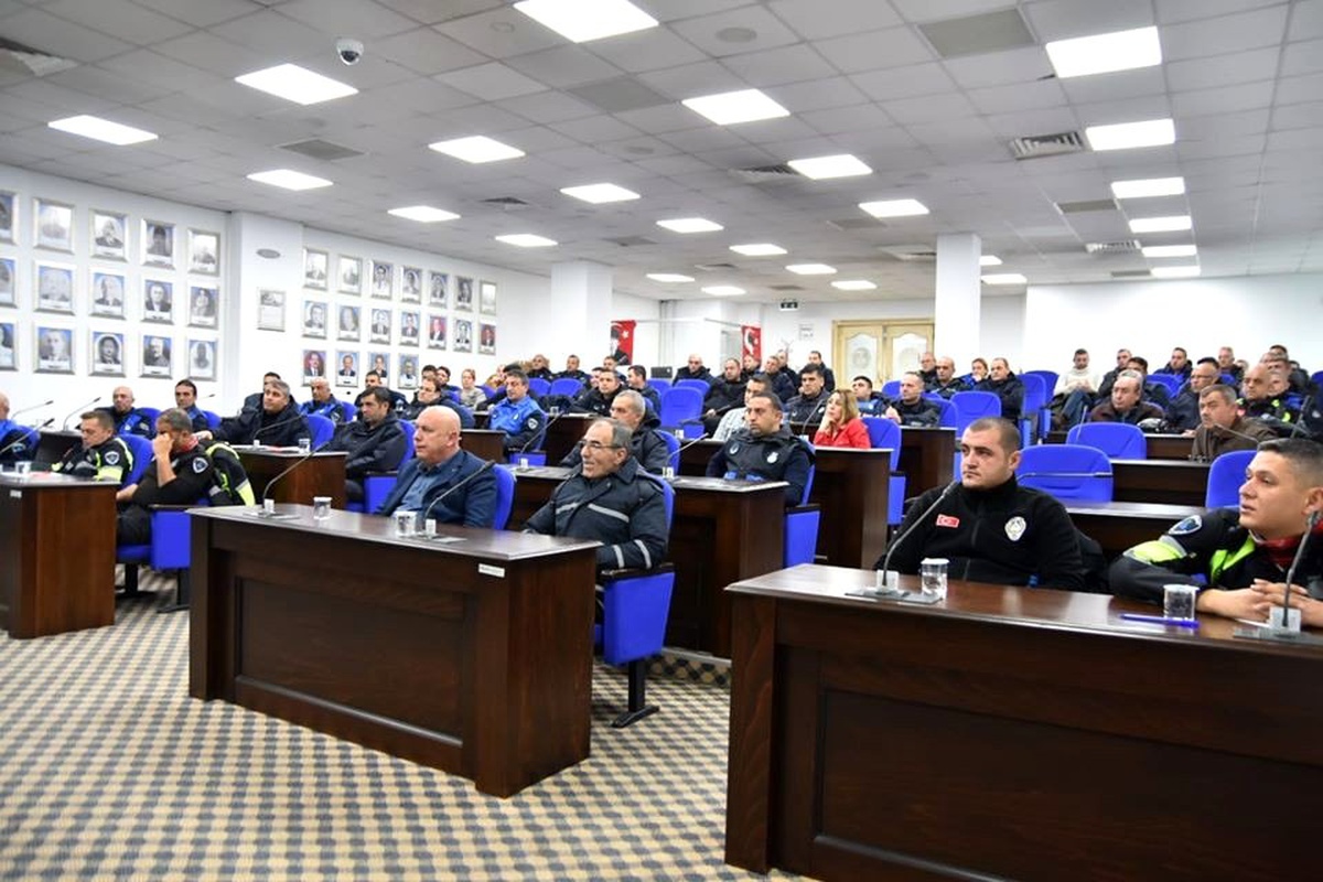 Edremit Belediyesi\'nden zabıtalara hizmet içi eğitim