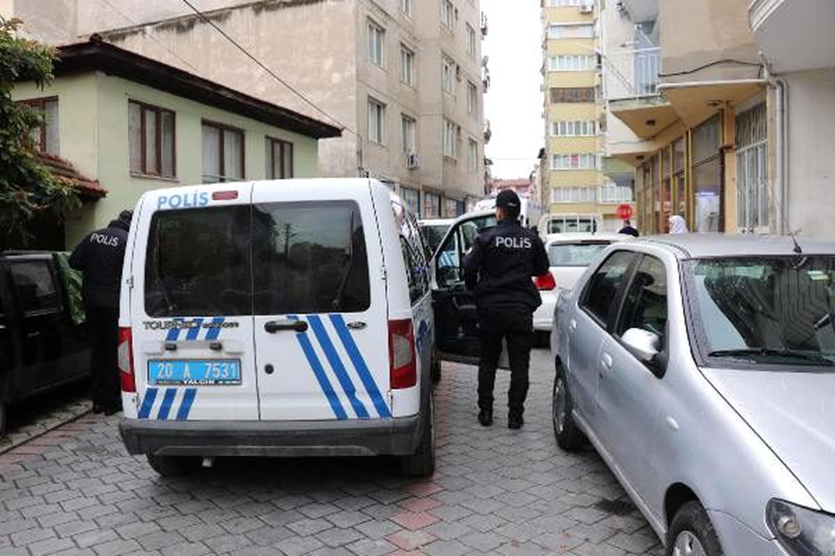Emekli bankacı evinde ölü bulundu