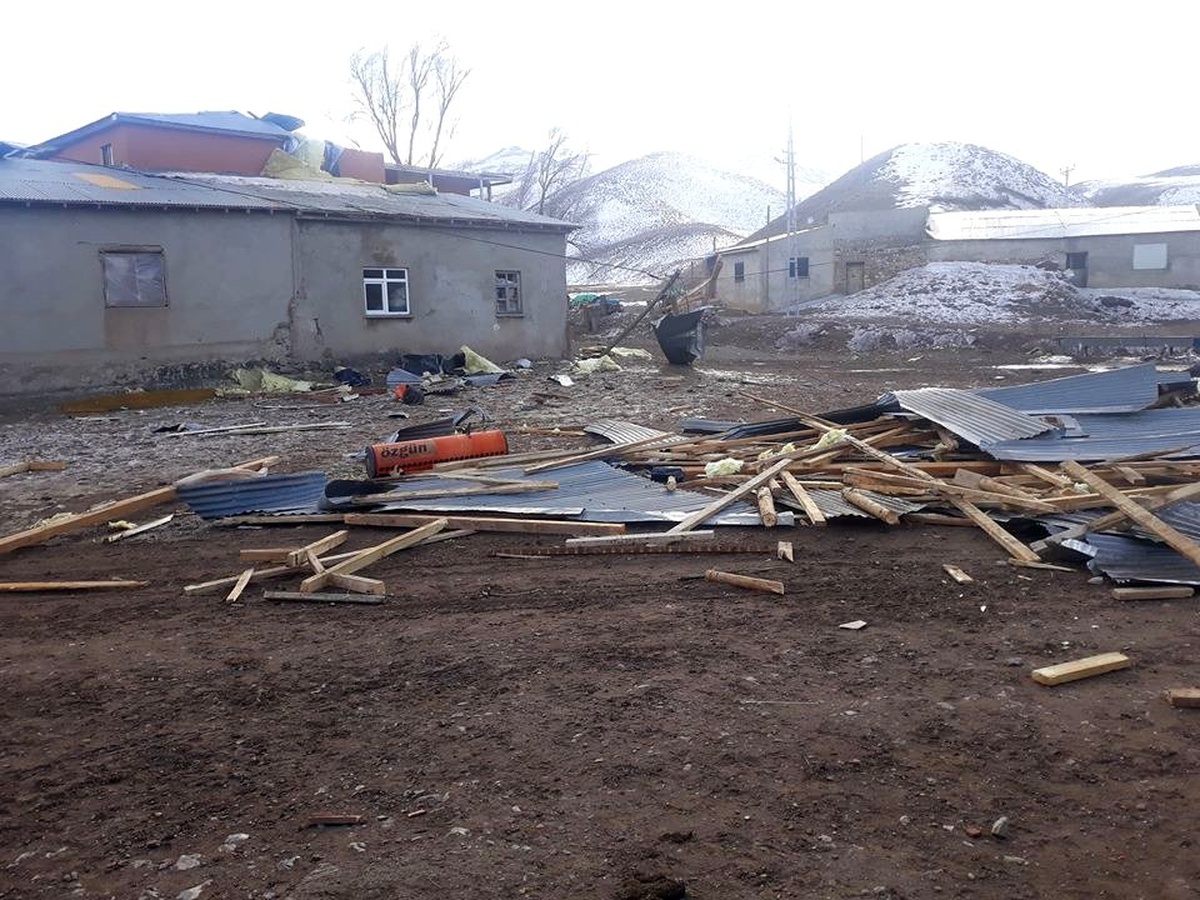 Erzincan\'da kuvvetli rüzgar çok sayıda çatı uçmasına neden oldu