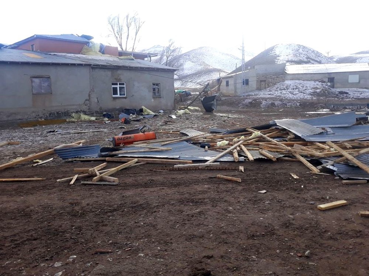Erzincan\'da kuvvetli rüzgar çok sayıda çatı uçmasına neden oldu