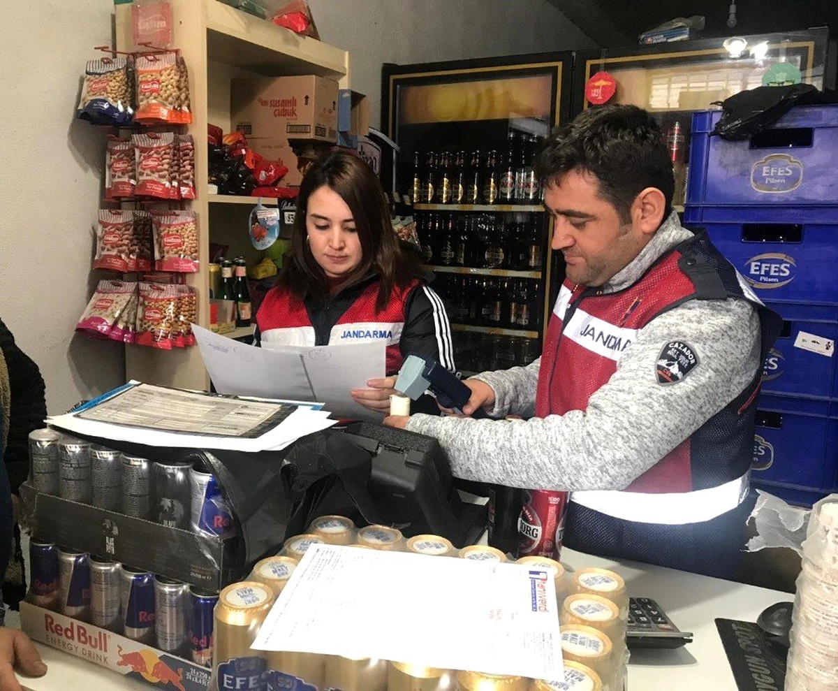 Erzurum İl Jandarma Komutanlığı\'ndan sahte ve kaçak alkol denetimi