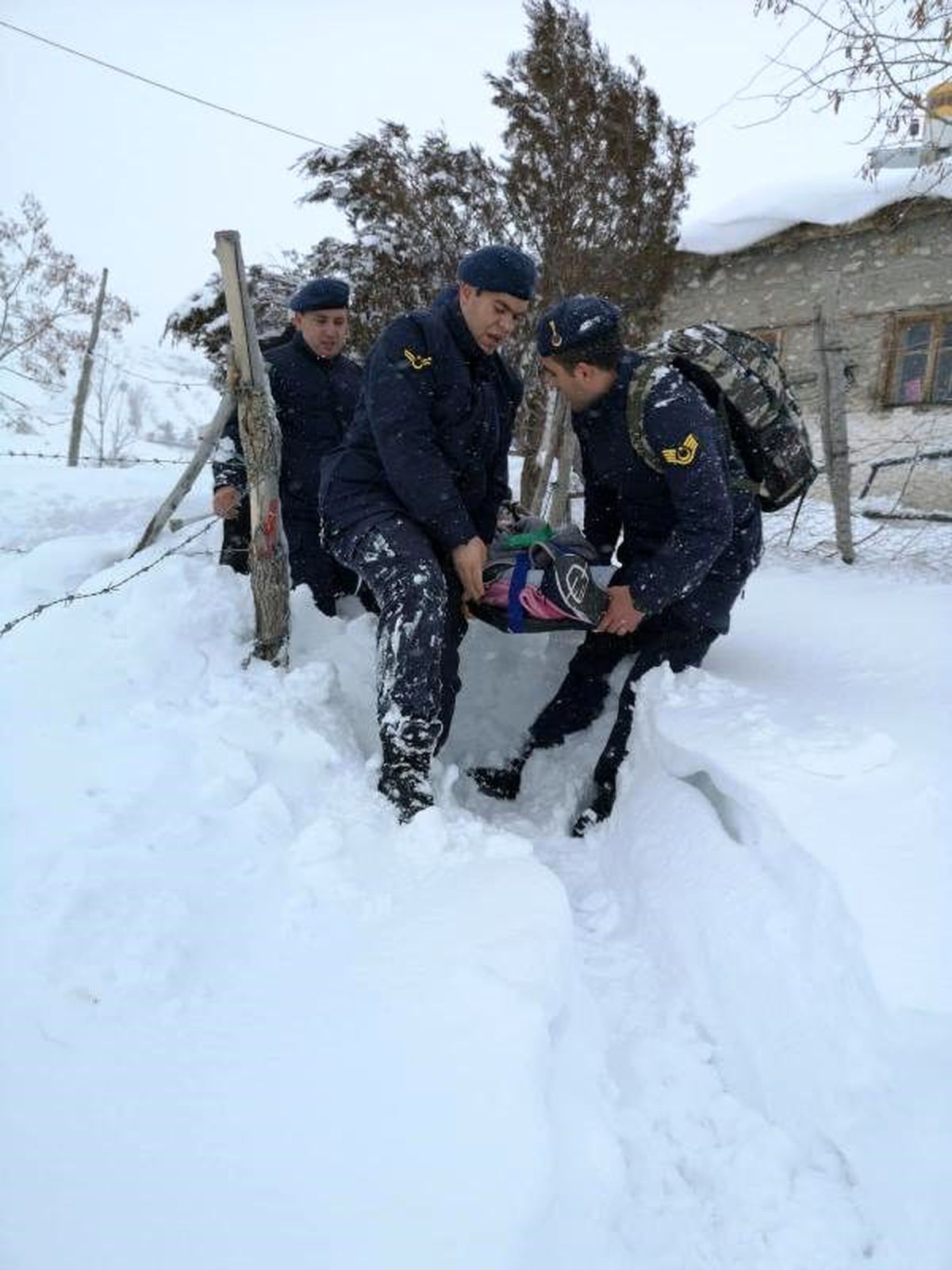 Evinin yolu kardan kapanan engelli, 2 kilometre sedyede taşındı