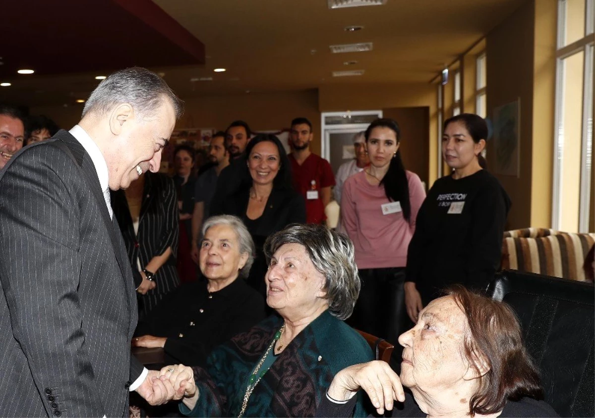 Galatasaray Başkanı Mustafa Cengiz\'den Galatasaraylılar Yurdu\'na ziyaret