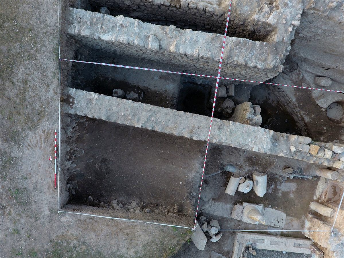 Hadrianaupolis\'te 1800 yıllık "adak levhası" bulundu