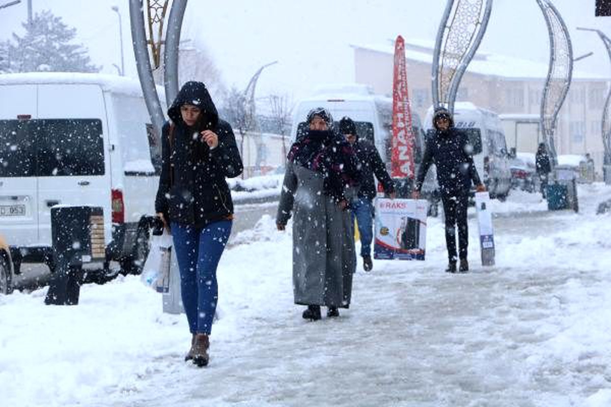Hakkari\'de 24 köy ve 51 mezra yolu ulaşıma kapandı