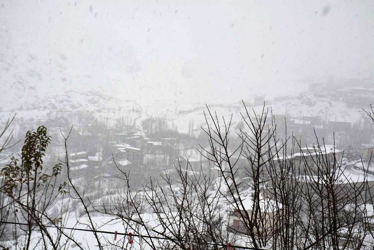 Hakkari\'de 24 köy ve 51 mezra yolu ulaşıma kapandı
