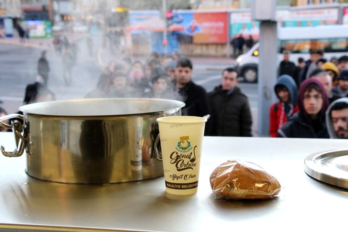 Haliliye\'de vatandaşlara mobil çorba ikramı