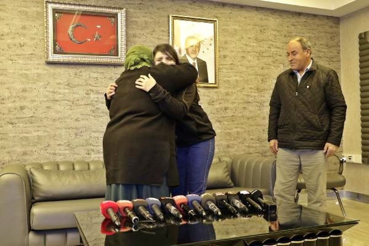HDP önündeki ailelerden biri daha çocuğuna kavuştu (3)