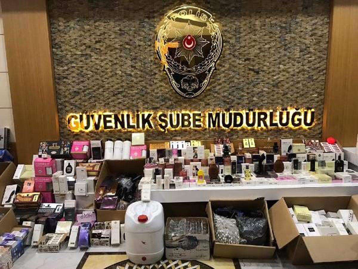 İstanbul\'da ele geçirilen sahte parfümler sergilendi