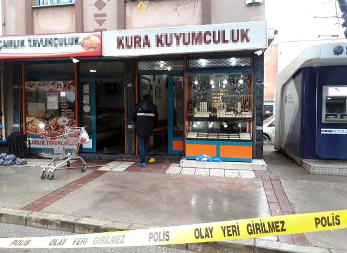 İzmir\'de kuyumcu soyguncuları yakalandı, gömdükleri altınlar çıkarıldı