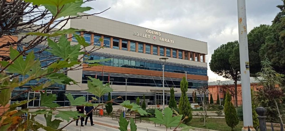 İzmir\'de okul müdürünün öldürülmesine ilişkin dava Şubat ayına ertelendi