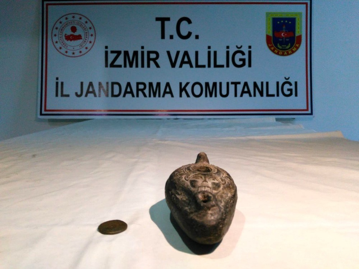 İzmir\'de tarihi eserleri satmak isterken suçüstü yakalandılar