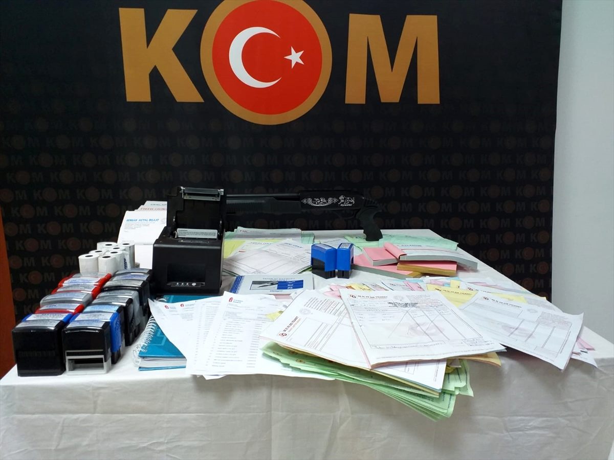 İzmir\'deki naylon fatura operasyonunda 4 şüpheli yakalandı