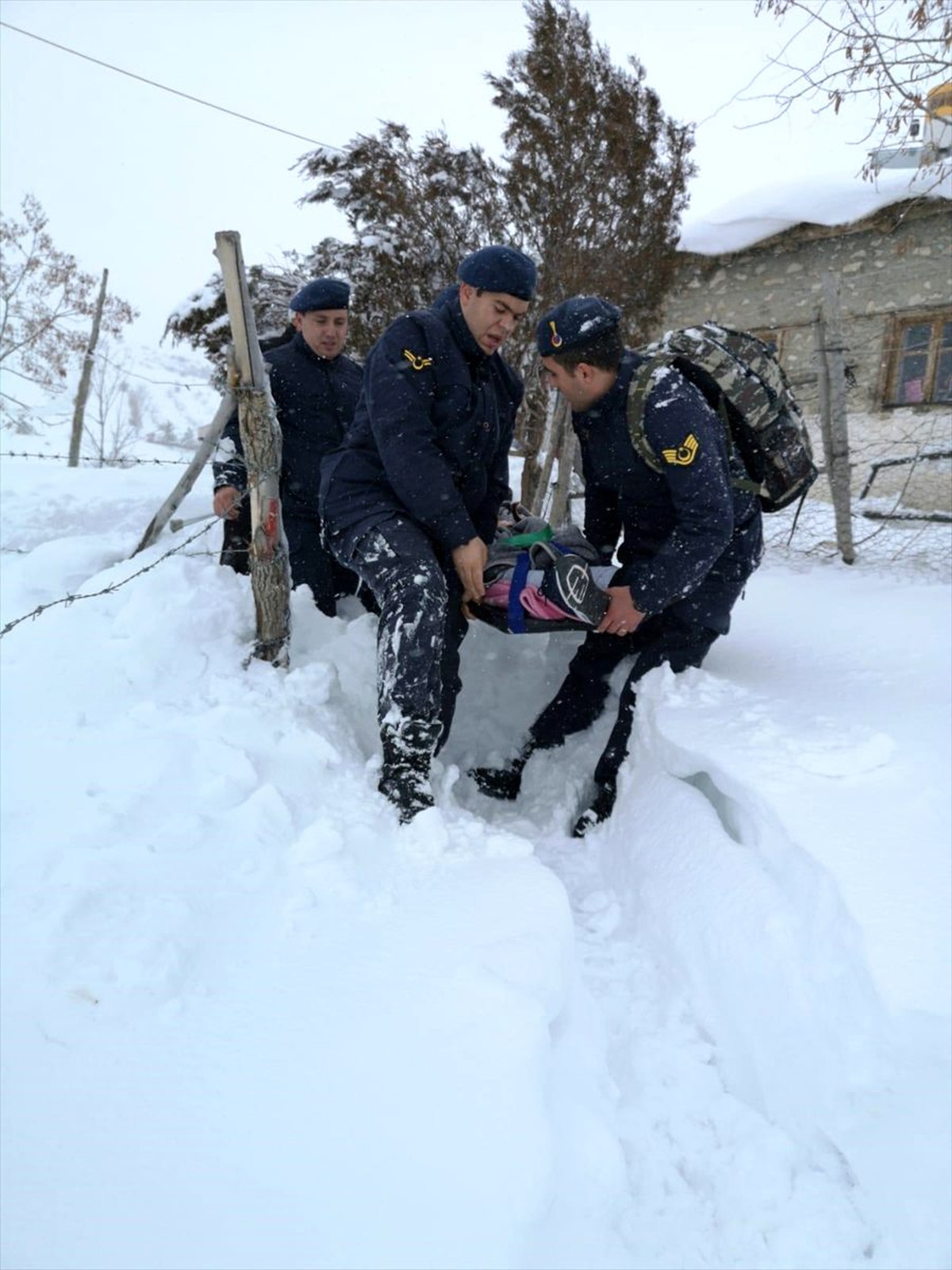 Jandarma ekipleri yolu kapanan mezradaki hastayı 2 kilometre taşıyarak ambulansa ulaştırdı