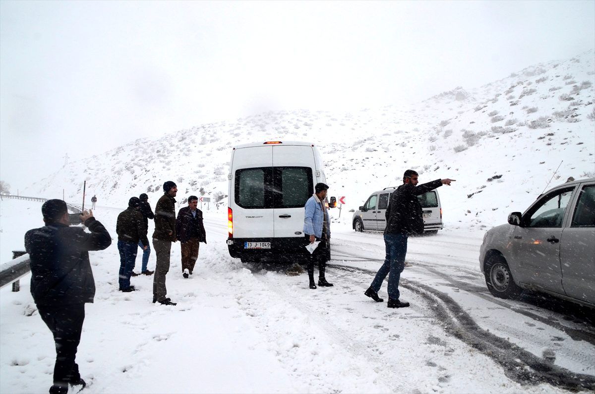 Kar ve tipi nedeniyle yolda kalan vatandaşlar kurtarıldı