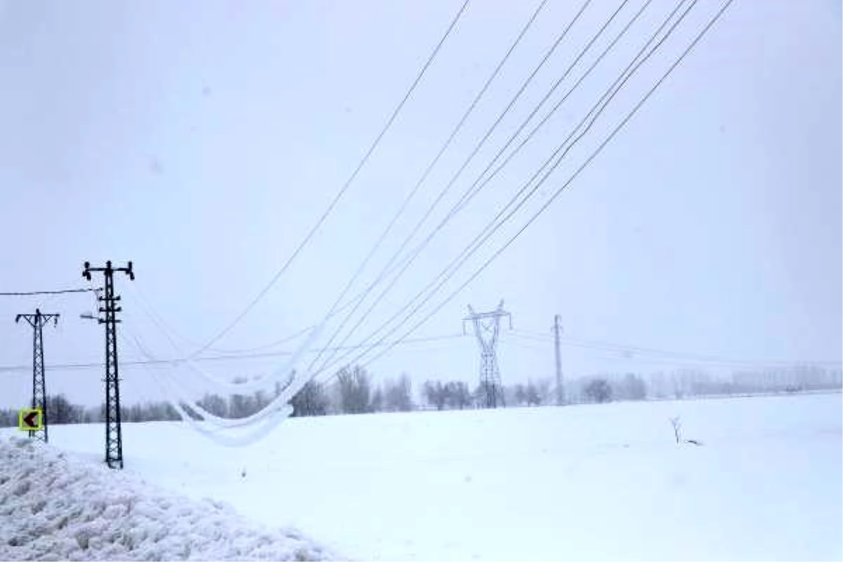 Karın etkisi altındaki Göksun\'da 24 saati aşkın süredir elektrikler kesik