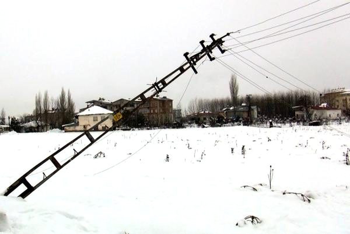 Karın etkisi altındaki Göksun\'da 24 saati aşkın süredir elektrikler kesik (2)