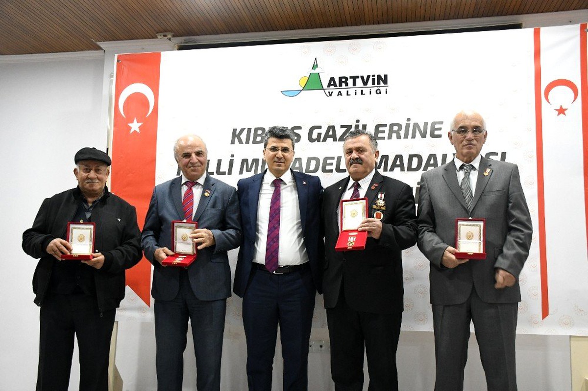 Kıbrıs Barış Harekatı\'na katılan 28 gaziye madalya verildi