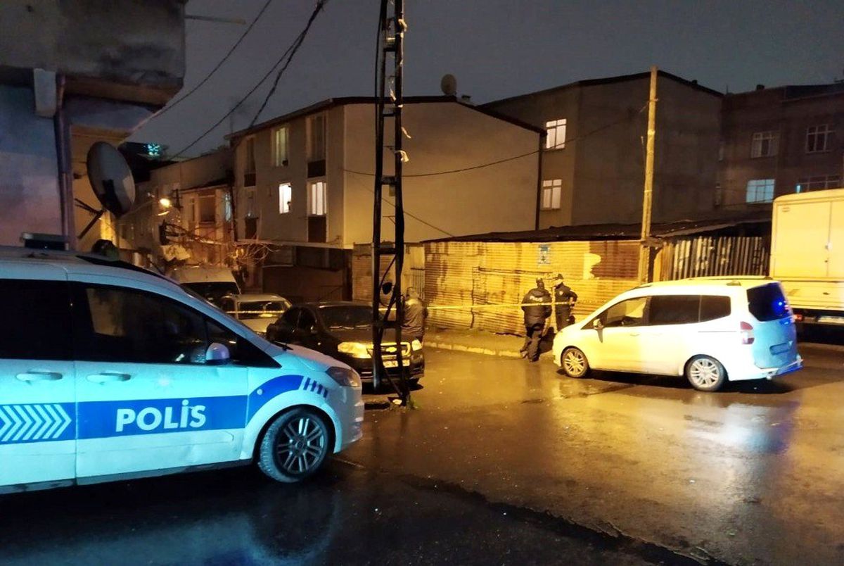 Küçükçekmece\'de sokak ortasında silahlı kavga: 2 yaralı