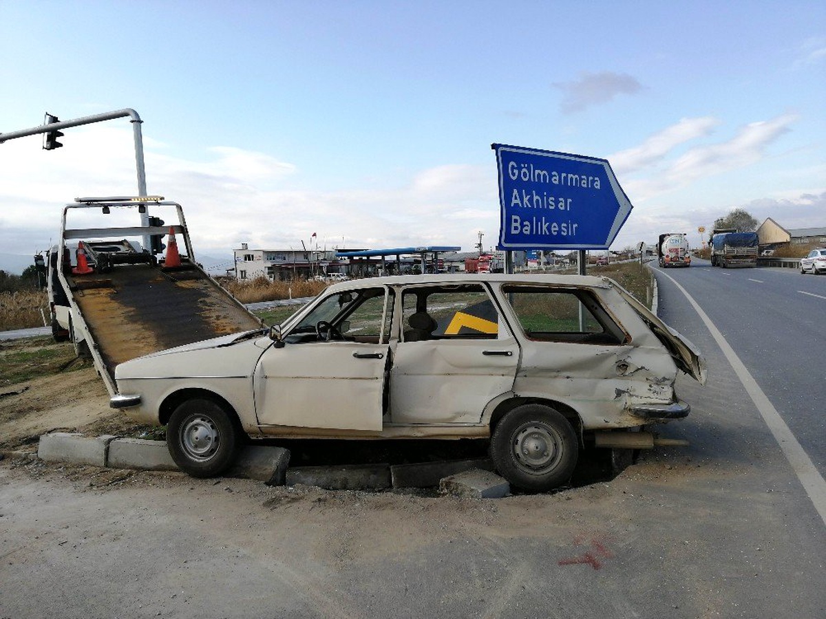 Manisa\'da tır ile otomobil çarpıştı: 1 ölü, 1 yaralı
